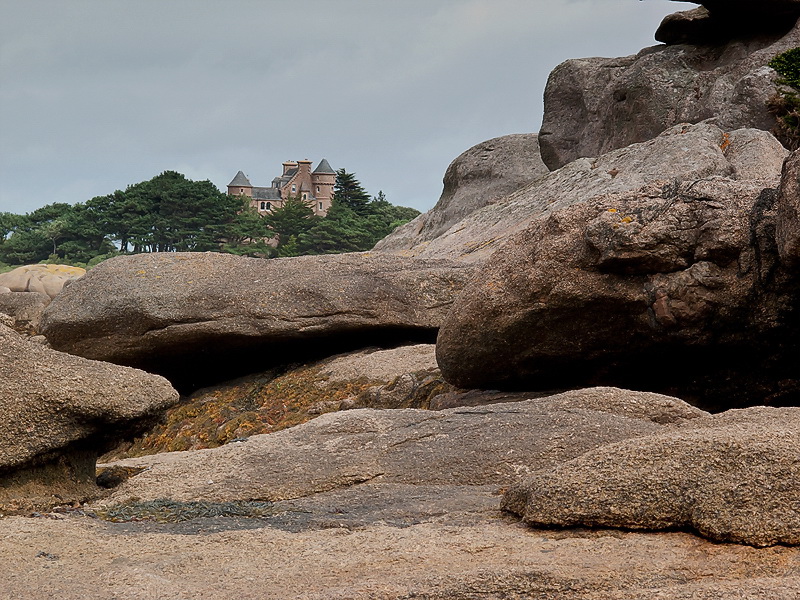 Bretagne 09-2012 IMG_1906 als Smart-Objekt-1 Kopie.jpg - Riesige Steinplatten säumen die Küste in Tregastel
